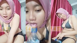 Bokep Indo Ukhti Sange Colmek Pakai Botol